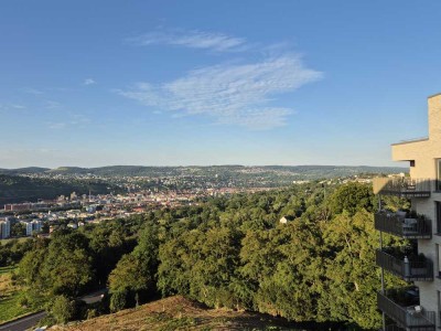 Beste Aussichten: Exklusive 2-Raum-Panorama-Wohnung mit hochwertiger Einbauküche und TG-Stellplatz