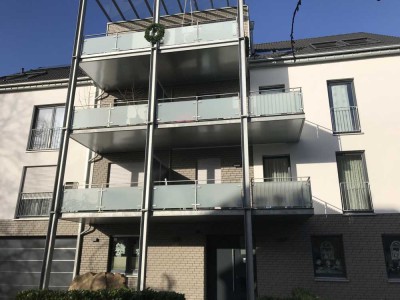 4 Zi. Wohnung mit viel Komfort, Aufzug, Fussbodenheizung, großer Balkon u.s.w.