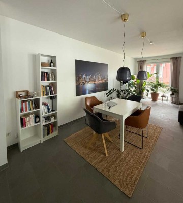Stilvolle 2-Zimmer-Hochparterre-Wohnung mit geh. Innenausstattung mit Balkon und EBK