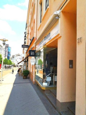 Großzügige, helle Altbauwohnung mit Balkon in zentraler Lage – 120 m², 1. OG