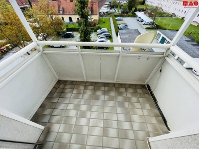 Neu sanierte, sonnige 2-Zimmer-Wohnung, Balkon, Aufzug, Parkplatz!