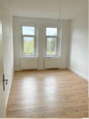 Kleine 3,5-Zimmer-Wohnung mit Laminatboden "Dielenoptik", Balkon und schönem Bad mit Wanne und Du...