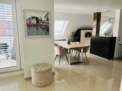 Provisionsfrei - Lichtdurchflutete Maisonette-DG-Wohnung in ruhiger, zentraler Lage von Stuttgart