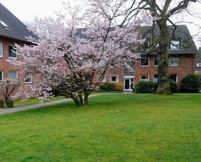 Provisionsfrei: Großzügige 4-Zimmer-Wohnung auf großem Grundstück