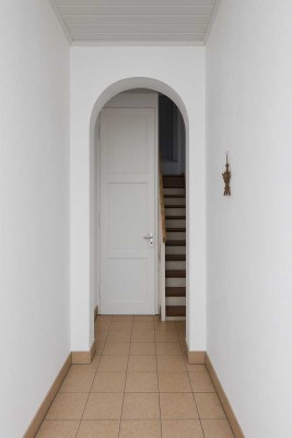 Sanierungsbedürftiges Mehrfamilienhaus mit erheblichem Entwicklungspotenzial.