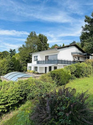 Einfamilienhaus mit atemberaubendem Fernblick und Pool  auf dem Kümmelberg