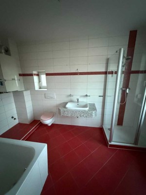 Gemütliche 3,5-Zimmer mit Laminat, SP, Wanne und Dusche in guter Lage!