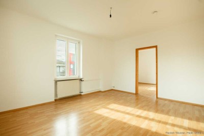 Großzügige 4-Zimmer-Wohnung mit Balkon, Einbauküche, Kellerraum und Stellplatz zu vermieten