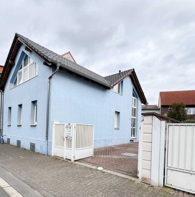 3 aneinandergereihte Einfamilienhäuser mit großem Garten und Ausbaupotential