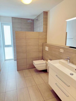 Neubau: Moderne 4,5-Zimmer-Wohnung mit Balkonen, Aufzug, großzügigem Wohnbereich und Gartenanteil