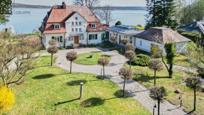 Einzigartig: Denkmalvilla mit Wassergrundstück und Poolhaus