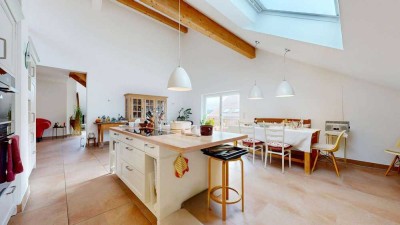 Loftartige DG-Wohnung mit Galerie, Licht & historischem Charme