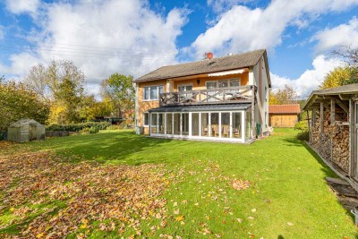 Lichtdurchflutete Erdgeschosswohnung mit großem Garten & Wintergarten – renoviert