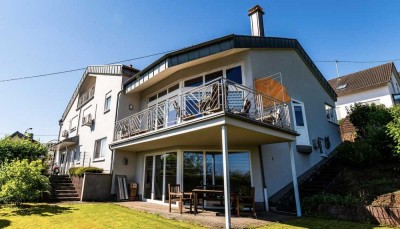 Einmaliger Ausblick - Großes Anwesen mit ELW und weitläufigem Grundstück in Felsberg zu verkaufen