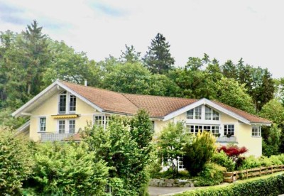 Exklusive, sonnige 5,5-Zi-Wohnung in Villa zentral in ruhiger Waldrandlage