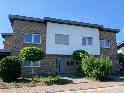 Neuwertige Dachgeschosswohnung mit drei Zimmern und Balkon in Schwalmtal