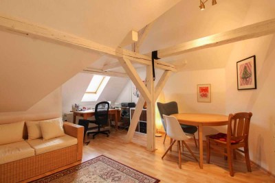 Charmante Dachgeschosswohnung mit EBK – mitten in der Stadt