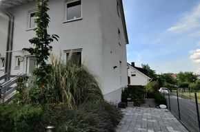 Schöne DHH mit großer überdachter Terrasse und pflegeleichtem kleinen Garten
