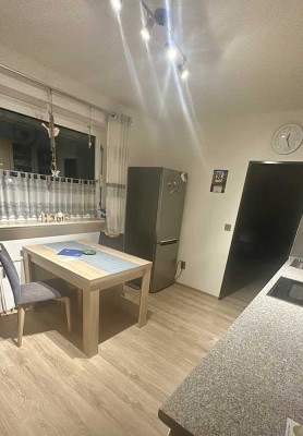 Großzügig aufgeteilte 3 Zimmer Etagenwohnung mit Balkon & Garage