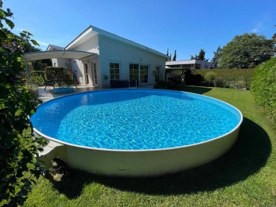 Modernisiertes Haus mit drei Zimmern, EBK und beheizbarem Pool in Berlin Spandau