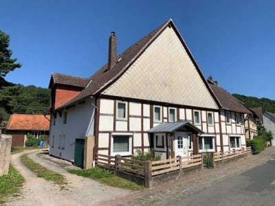 Ländliches Fachwerkhaus mit Scheune und schönem Grundstück