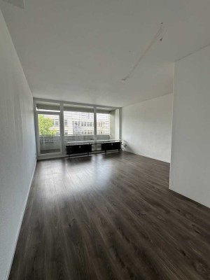 Schöne 2 Zimmer Wohnung mit 2 Balkonen und EBK