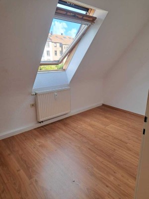 schöne und helle Dachgeschoss Wohnung zu vermieten