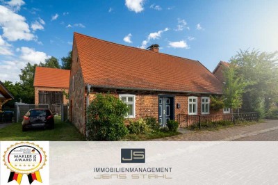 Historisches Bauernhaus mit großer Scheune