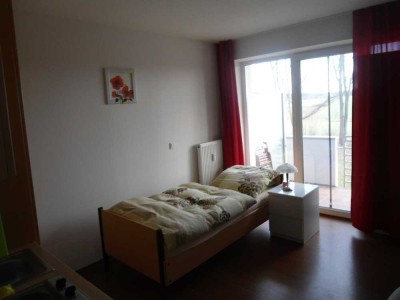 Geschmackvolle 1-Raum-Wohnung mit Balkon nach Süden aufs freie Feld und EBK in Amberg