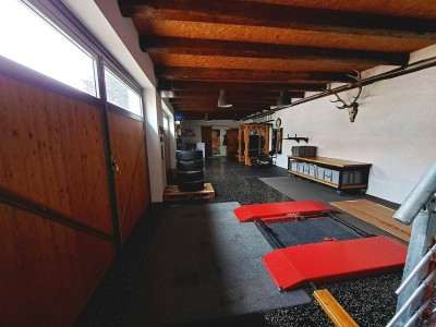 Sanierungsbedürftiges Einfamilienhaus mit hochwertig renoviertem Stadl auf 720m² Grundstück
