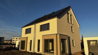 *Doppelhaushälfte in Taucha* Modern leben, minimal verbrauchen *Spitzen-Energiekonzept* (KfW 40)