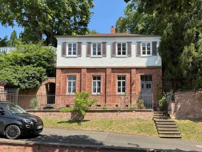 Charmantes Wohnhaus am Rande eines Villaparks