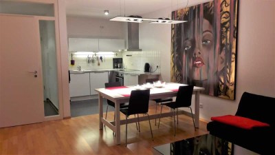 Szeneviertel GoHo - exklusiv möblierte helle 2-ZW mit Südbalkon, ca. 57 m²
