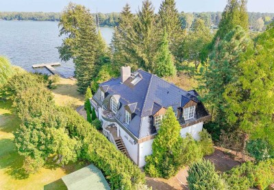 Luxuriöses Wohnen am Crossinsee: Villa mit Nebengebäude am Wasser mit Garten & seltener Bootsanleger