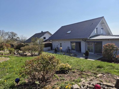 Wohnen wie im eigenen Haus!
Moderne Wohnung mit ca. 375 m² großer Gartenoase in Bruchsal-Helmsheim!