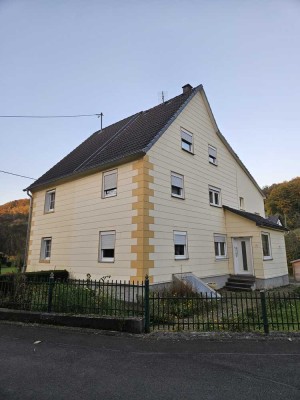Sanierte / voll renovierte geräumige DHH mit 5 Zimmern und KDB