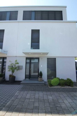 topmoderne DHH mit Einbauküche, Gartenanteil, Dachterrasse, PKW-Stellplatz