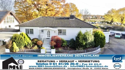 Stilvoller Bungalow mit Pool und herrlichem pflegeleicht angelegten Garten