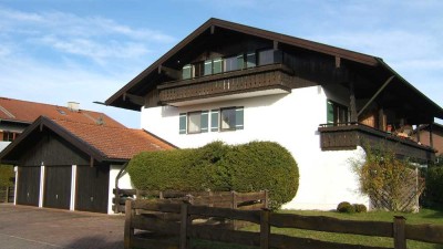 Freundliche 3-Zimmer-Maisonette-Wohnung mit zwei großen Balkonen in Rimsting