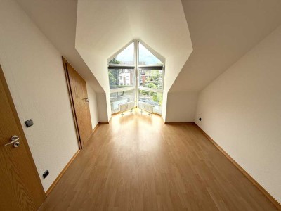 Helle und renovierte 2-Zimmer-DG-Wohnung mit Balkon und EBK in Kamperlings