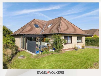 Familienfreundlicher Bungalow mit Wintergarten, Kamin und großem Garten !