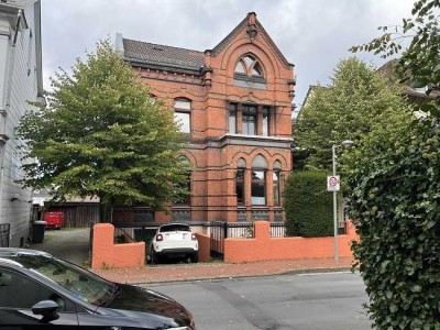 Mehrfamilienhaus mit vier Wohneinheiten, Garagen, Garten und Stellplatz