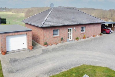 Malerischer Feldblick: Gepflegter Bungalow mit Garten, einer Garage und einem Carportstellplatz