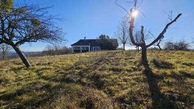 ***Scheibengrund mit charmanten sanierungsbedürftigen Haus*** Rundumblick von der Riegersburg bis zur Koralm*** Traumhafte Alleinlage ***