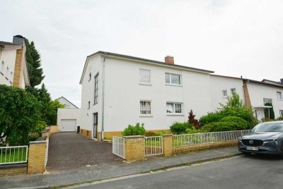 Großzügiges Zweifamilienhaus mit großem Garten, Nebengebäude und 2 Garagen in guter Lage von Rodgau!