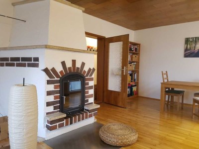 Zuhause am Kamin. Freundliche Wohnung mit besonderem Extra