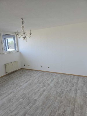 Renovierte und helle 1-Zimmer-Wohnung im Herzen von Mettmann zu vermieten. Zentraler geht's nicht!