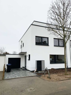 Freundliche und neuwertige 6,5-Zimmer-Doppelhaushälfte mit geh. Innenausstattung und EBK