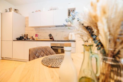 AB 01. JANUAR VERFÜGBAR I MODERNES WOHNEN IN ZENTRALER LAGE I STILVOLLE EINBAUKÜCHE I KPL8 – KOMFORT TRIFFT INTELLIGENTE TECHNIK I WALK-IN-DUSCHE I HAUSTIERFREUNDLICH I