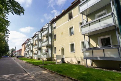 2 Zimmer - Große Küche - Bad - Balkon!